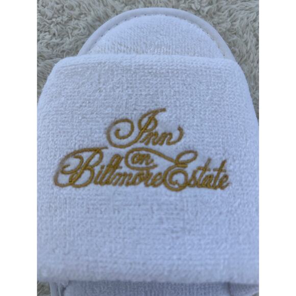 Inn on Biltmore Estate Slippers NEW White Gold Embroidered READ - Picture 3 of 5